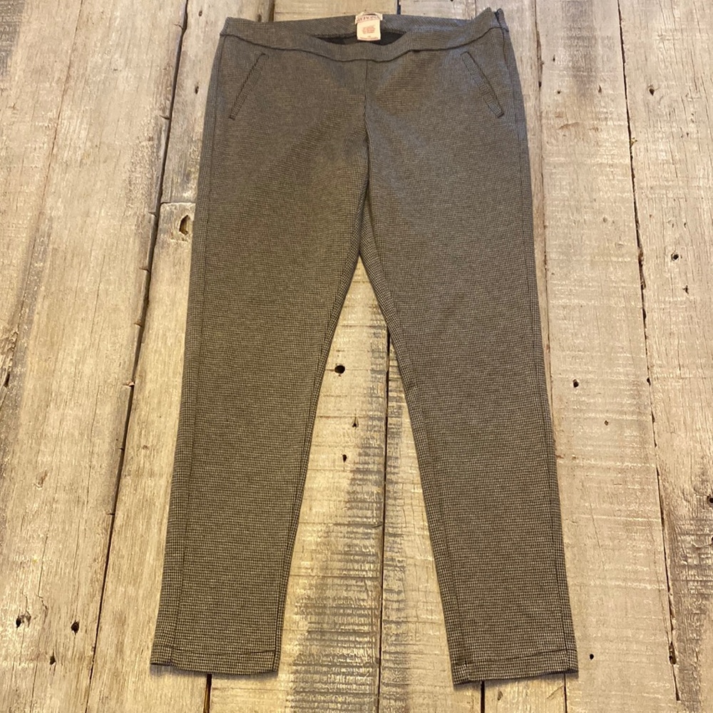 Houndstooth pattern pant.